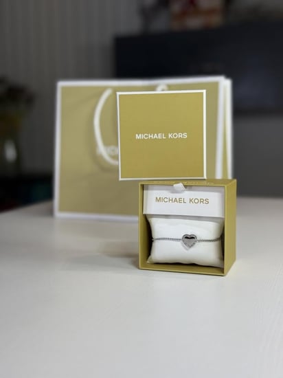 اسوار مايكل كورس سحب بقلب فضي مرصع بالكريستال mk heart bracelet silver