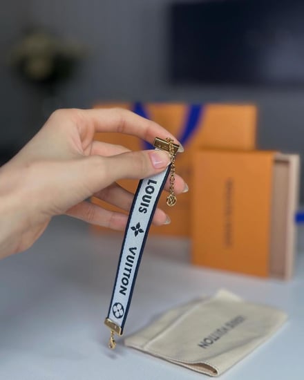 اسوار لويس فيتون بودي ايكون قماشي بوجهين سجنشر M8749Z Pulsera LV Buddy- كحلي/ ابيض