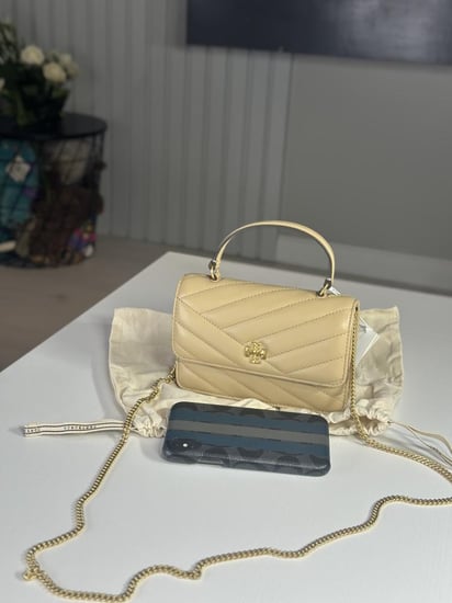 توري برتش كيرا توب هاندل ميني كروس بودي  CHEVRON MINI TOP HANDLE CHAIN WALLET بلون نود وذهبي