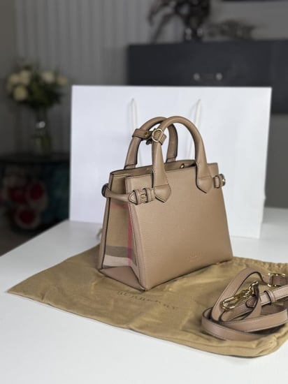 شنطة بربري كلاسيك بيبي بانر burberry baby banner dark sand - ترابي غامق