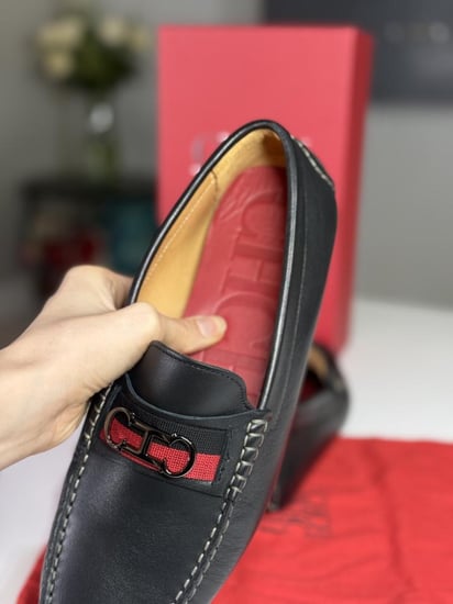 لوفر كارولينا هريرا Carolina Herrera Loafers Initials Insignia Leather من الجلد الطري ببطانه- اسود