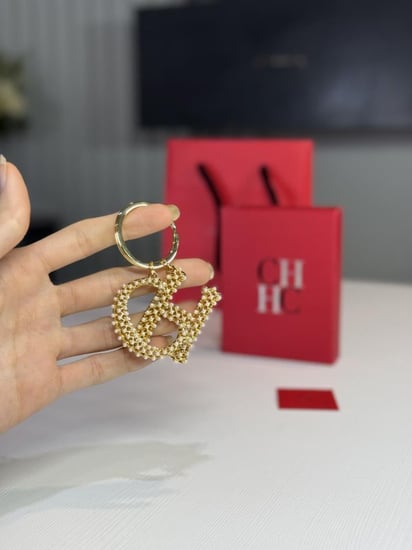 ميدالية كارولينا حرفين باللون الذهبي مزين باللولو Carolina Herrera Gold pearl keychain CH