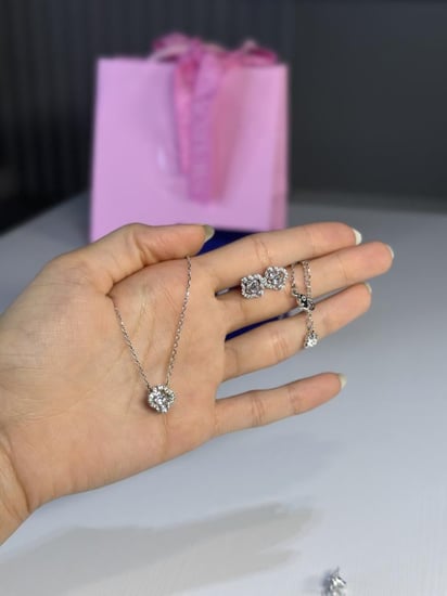 طقم سلسلة سوارفسكي فضي بسلسلة راقصه Swarovski Sparkling Dance 5642929