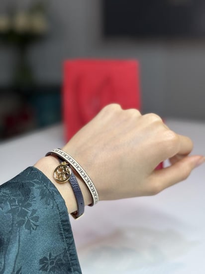 اسوار كارولينا جلد كحلي مع سجنشر بيج مع لوقو متدلي   Logo LEATHER SWEET ICONS INSIGNIA BRACELET
