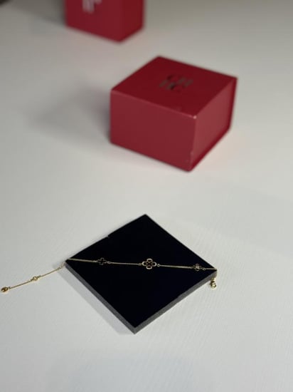 اسوار بانقل ذهبي ناعم بزهرة كارولينا الخاصه مرصعه بالكريستال ولون ذهبي فخم