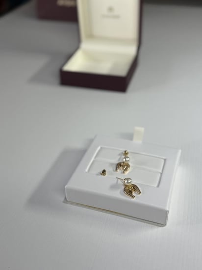 حلق اجنر ذهبي مرصع بالكريستال ومزين باللولو المتدلي Aigner gold pearl drop A690159