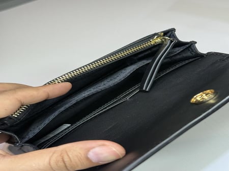 شنطة كروس سوفت تومي بعلامه ذهبيه  tommy hilfiger 69j9862 black soft crossbody gold logo