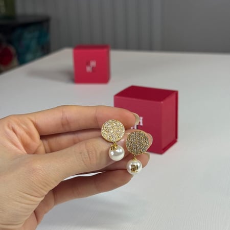 حلق كارولينا هريرا مطلي بالذهب ومرصع بالكريستال مع لولو متدلي باللوقو ch drp pearl earring