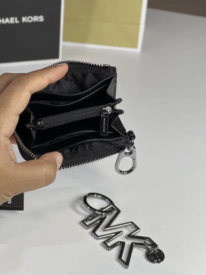مايكل كورس محفظة كريمية مع ميدالية مع مشبك ثنائي