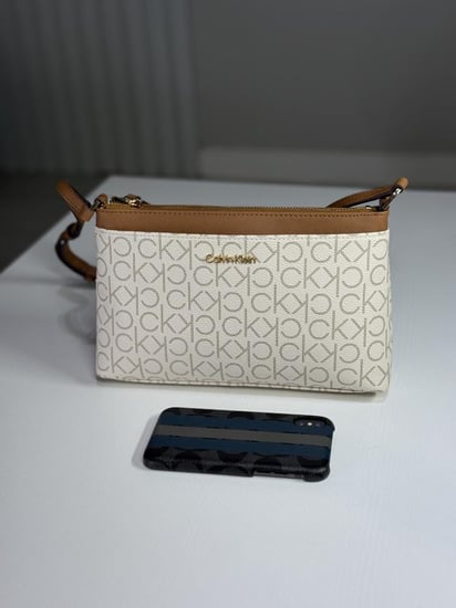 شنطة كالفن كلاين كروس بودي بثلاث جيوب فانيلا سجنشر/ ذهبي calvin klein crossbody signature vanilla bubble leathe