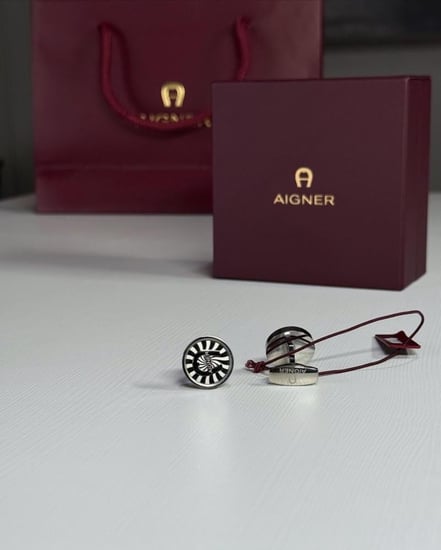 اجنر كبك فضي دائري بشعار اجنر المحاط بتصميم اشعه مميز - فضي