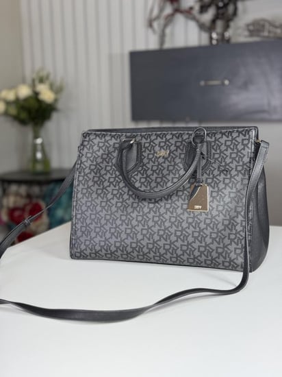 توت دكني بيبي باللون الاسود السجنشر وتفاصيل ذهبيه DKNY BIBI TOTE BLACK SIGNATURE