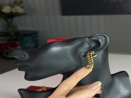 حلق كارولينا متدلي بشعار كارولينا Carolina Herrera dropped chain gold earrings