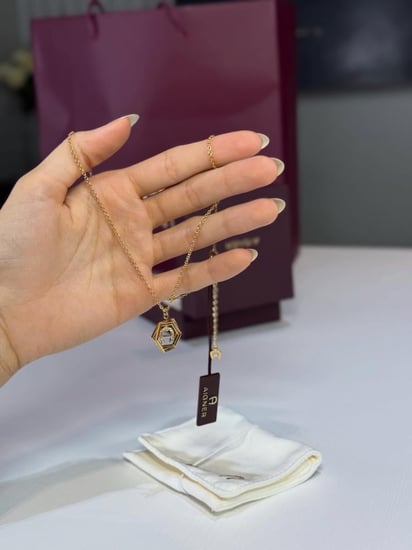 سلسلة اجنر ذهبيه بفريم سداسي متحرك بالعلامه Aigner hexagonal necklace in gold