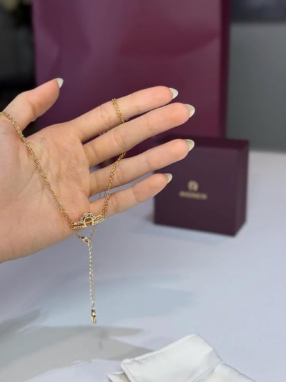 سلسلة اجنر ذهبيه مطليه مرصعة بالاحجار ومزينه بلوقو انسيابي AGJ.231108.GNL AIGNER Aurora women's necklace