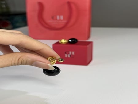 حلق كارولينا بوردة الياسمين وكريستال اسود لامع متدلي- ch gold earring black crystal drop