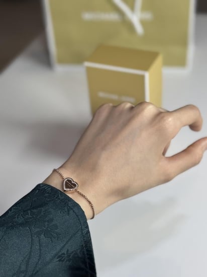 اسوار مايكل كورس Michael Kors Heritage Pave Logo Heart Slide Bracelet قلب روز قولد بعلامة مايكل مرصع بكريستال وتصميم منزلق