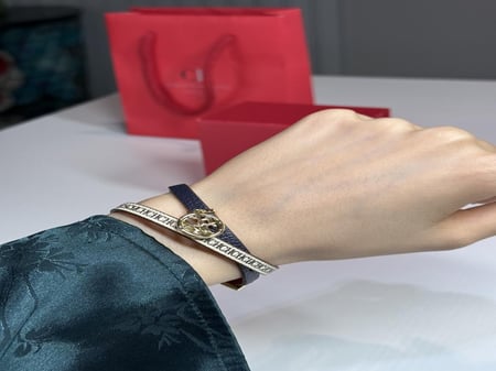 اسوار كارولينا جلد كحلي مع سجنشر بيج مع لوقو متدلي   Logo LEATHER SWEET ICONS INSIGNIA BRACELET