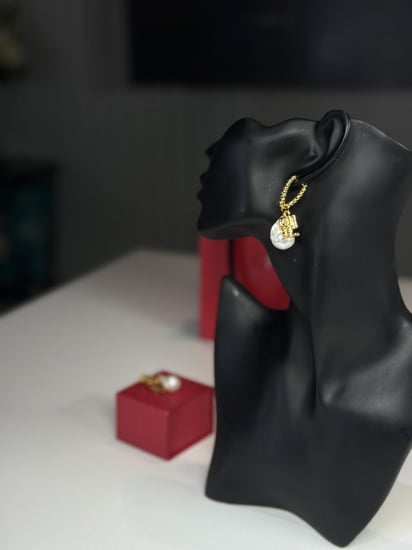 حلق كارولينا هريرا لولو كبير متدلي مزين بشعار كارولينا  logo CH earring big pearl drop