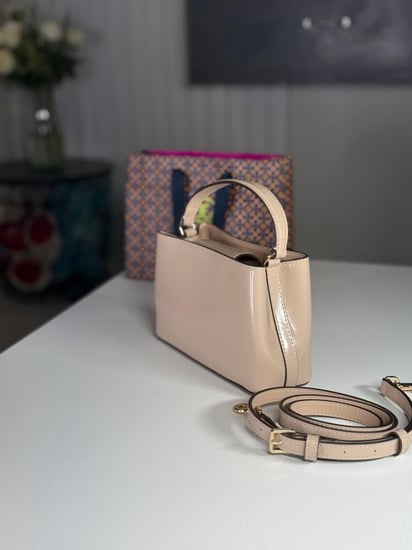 شنطة توري برتش Tory Burch Britten Micro Satchel devon sand  بريتن مايكرو ساتشل - لون ديفون ساند لامع