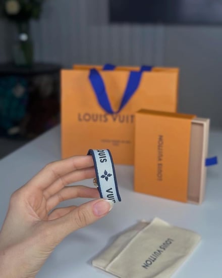 اسوار لويس فيتون بودي ايكون قماشي بوجهين سجنشر M8749Z Pulsera LV Buddy- كحلي/ ابيض