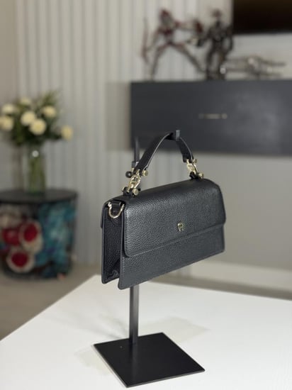 شنطة اجنر ديليا بلون اسود وتفاصيل ذهبيه سمول DELIA SHOULDER BAG S