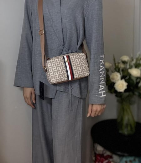 شنطة تومي كروس بودي  بشعار تومي مخطط  Tommy Hilfiger Riley Camera Crossbody