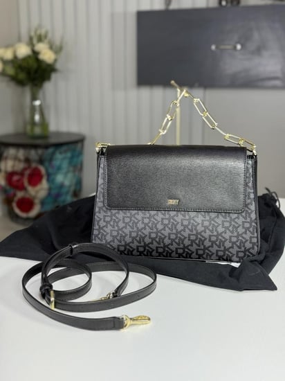 شنطة دكني فلاب سمول سوري بلون اسود سجنشر وتفاصيل ذهبيه suri DKNY flap signature black