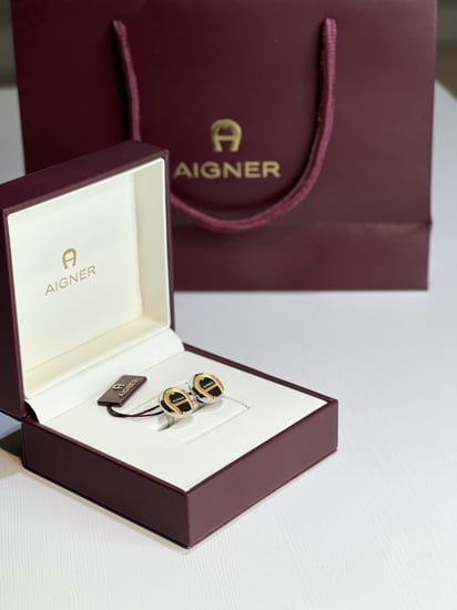 كبك اجنر بكلمة تتوسط شعار ذهبي+ اضافة تصميم