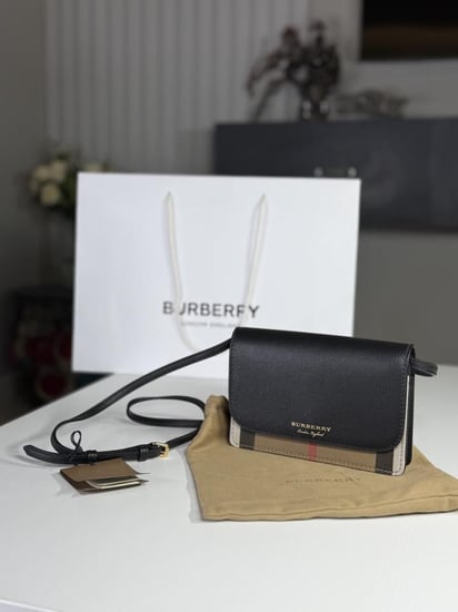 شنطة بربري كلاسيك Burberry Black Pebbled Leather/House Check Canvas Hampshire Crossbody Bag هامبشير كروس بودي بلون اسود و كانفاس سجنشر