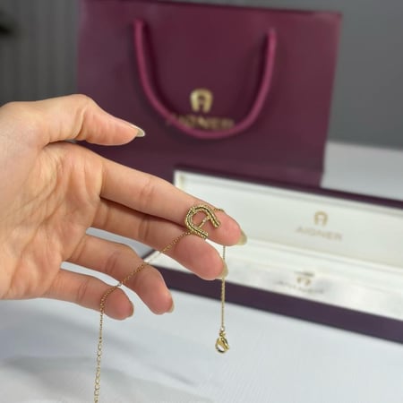 اسوار اجنر ذهبي بحرف A مع كريستال