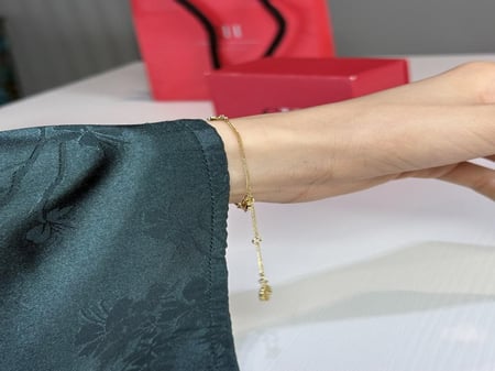 اسوار كارولينا بورد الياسمين المرصع بالكريستال carolina Herrera Jasmin crystal line bracelet