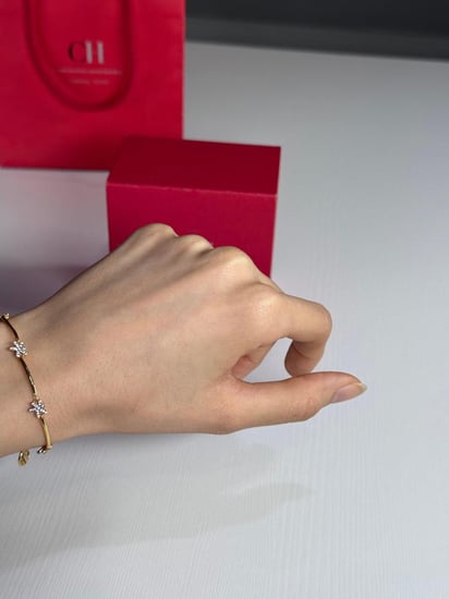 اسوار بانقل كارولينا سجنشر بزهرة كارولينا مطلي ذهبي Wide gold-plated cuff carolina herrira