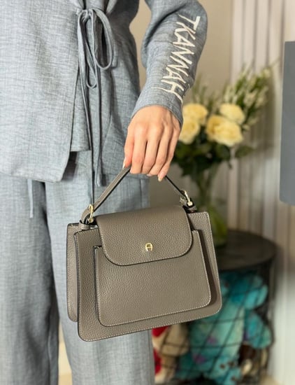 اجنر ديليا رمادي  بستراب مسكة او كروس