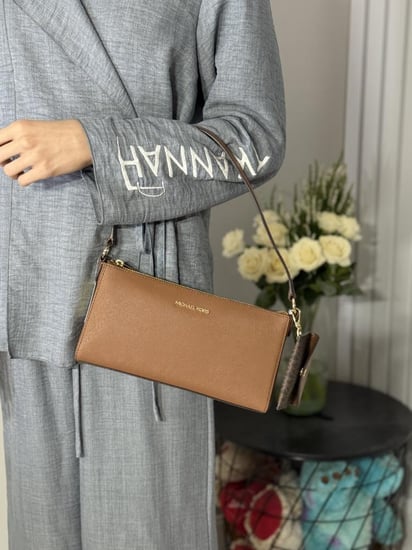 فينسينت باوتش بني من مايكل كورس مع حامل بطاقات Vincent Medium Saffiano Leather Pochette