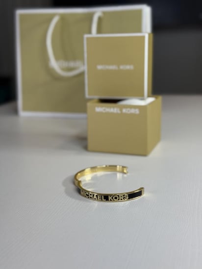 اسوار مايكل كورس بانقل نحيف اسود سجنشر Michael Kors Logo Bangle Bracelet Gold/Black