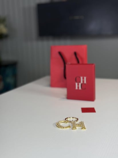 ميدالية كارولينا حرفين باللون الذهبي مزين باللولو Carolina Herrera Gold pearl keychain CH