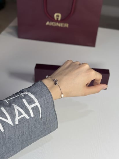 اسوار اجنر دبل اي لوقو مع لؤلؤتين بلون فضي فخم