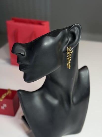 حلق كارولينا متدلي بشعار كارولينا Carolina Herrera dropped chain gold earrings