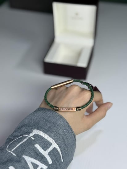 اسوار اجنر رجالي بجلد مظفور ومزين بخلقات سجنشر اخضر/ نحاسي  green aigner leather bracelet
