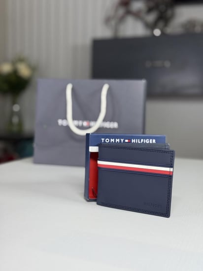 محفظة تومي ربر بلون ازرق وعلم تومي tommy hilfiger navy blue rubber wallet