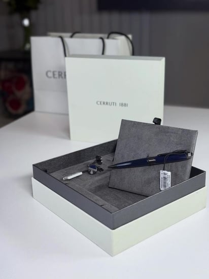 طقم شروتي رجالي باللون الكحلي و الفضي  CERRUTI 1881 navy Pen and Cufflinks Set box
