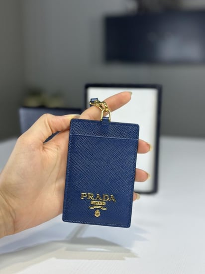 برادا كارد هولدر ازرق بجلد سفيانو القوي وشعار معدني بارز- ازرق/ ذهبي
