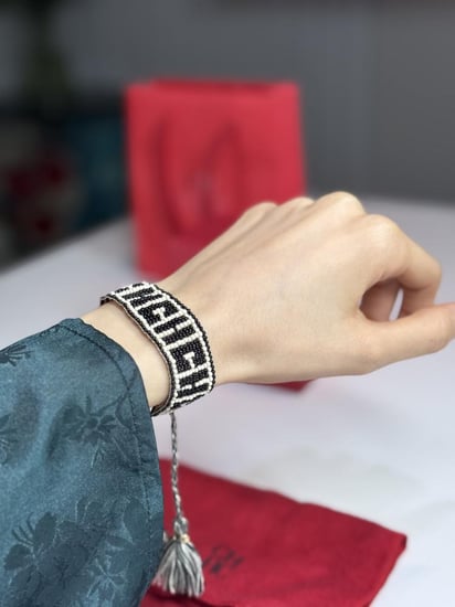 اسوار كارولينا بحروف كارولينا بالخرز الاسود والابيض black breaded bracelet