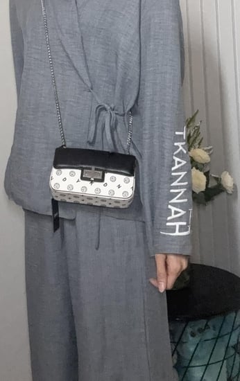 شنطة دكني كروس بودي ميني جيني ابيض واسود سجنشر dkny JENNY R02E5J15