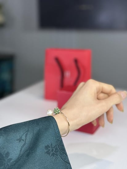 اسوار جاسمين بيزناغا باللولو والكريستال JASMINE BIZNAGA AUDREY BRACELET WITH PEARL AND CRYSTAL