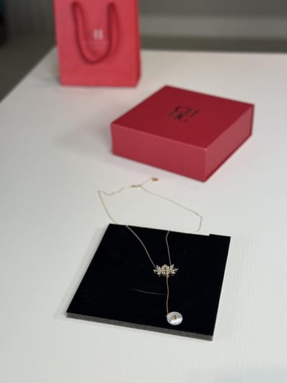 سلسلة كارولينا هريرا بعلامه على حلقه صدفيه  ووردين ياسمين مرصعين بالكريستال Carolina Herrera Necklace with two jasmins and drop pearl