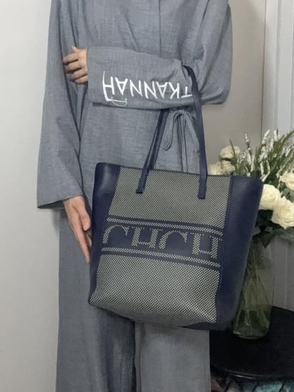 كارولينا هيريرا سمول توت بسحاب - كحلي/ ابيض  carolina herrera Top zip tote in navy with logo