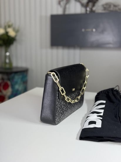 شنطة دكني فلاب سمول سوري بلون اسود سجنشر وتفاصيل ذهبيه suri DKNY flap signature black