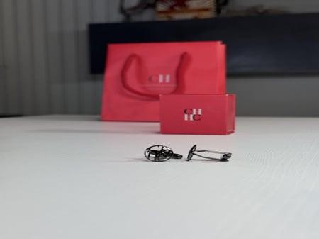 كبك كارولينا هريرا سجنشر اسود Carolina Herrera cufflink logo black